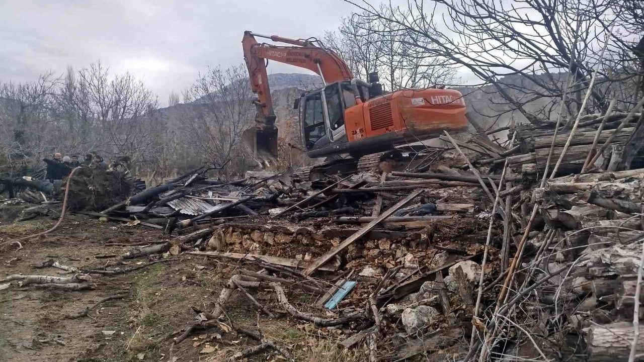 Ermenek’te sobadan çıkan yangınla tek katlı ev kullanılamaz hale geldi