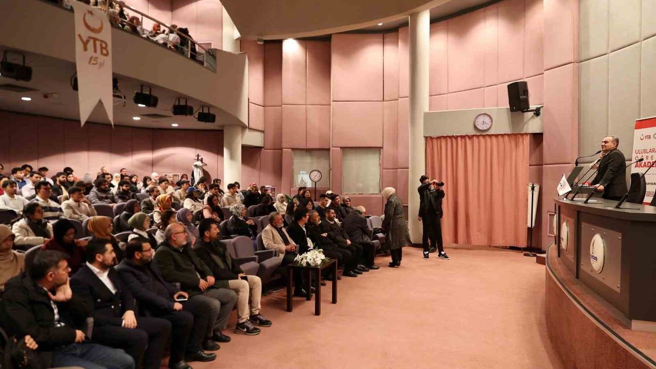 ERÜ Rektörü Prof. Dr. Fatih Altun, Kayseri Uluslararası Öğrenci Akademisi'nin açılış dersini verdi