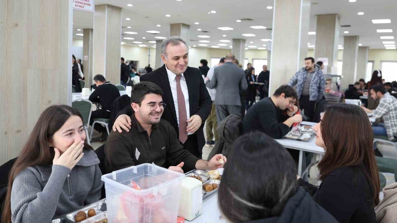 ERÜ Rektörü Prof. Dr. Fatih Altun öğrencilerle yemekte buluştu