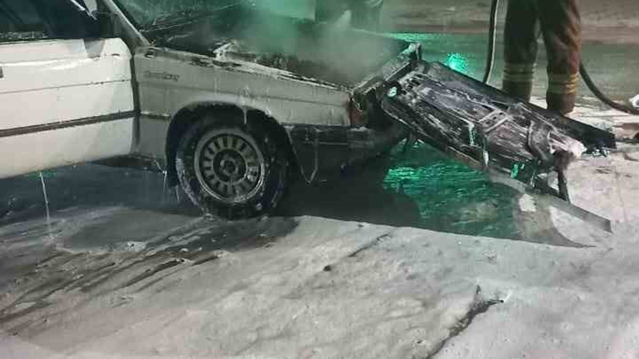 Erzin'de 31 YD 348 plakalı otomobil motor yangınında kullanılamaz hale geldi