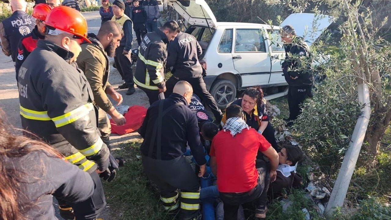 Erzin'de trafik kazası: Bahçeye uçan otomobilde 3 yaralı