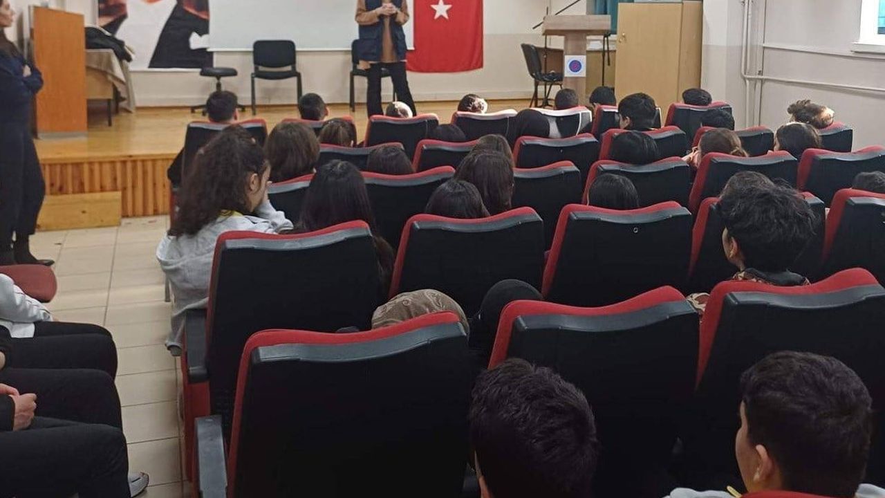 Erzincan Anadolu Lisesi'nde öğrencilere siber suç farkındalığı eğitimi