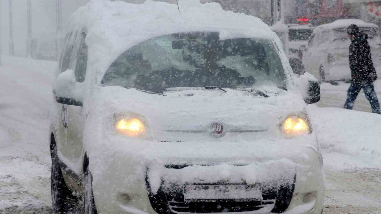 Erzincan beyaza büründü: Geçitlerde karla mücadele aralıksız
