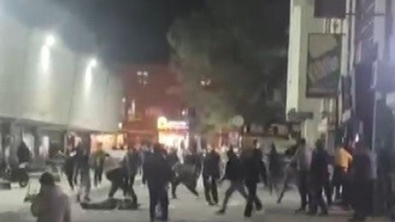 Erzincan'da çay ocaklarında kavga: Tabureler havada uçtu, hastane önünde tekrarlandı