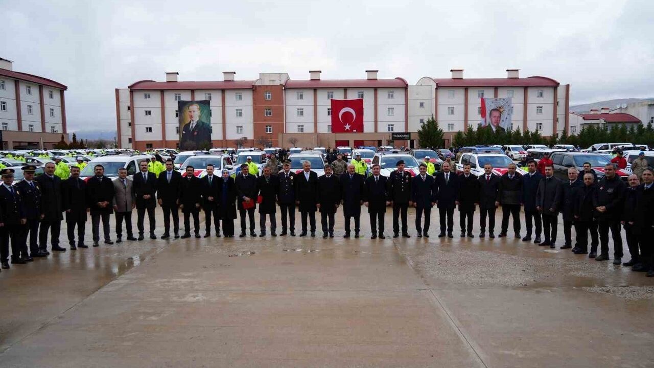 Erzincan’da emniyet ve jandarmaya 122 yeni hizmet aracı teslim edildi