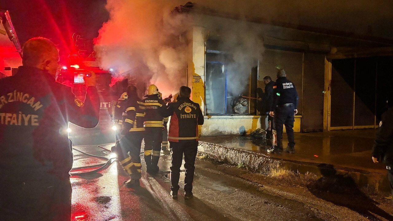 Erzincan'da gece iş yeri yangını: Kepenk ve camlar kırılarak müdahale edildi