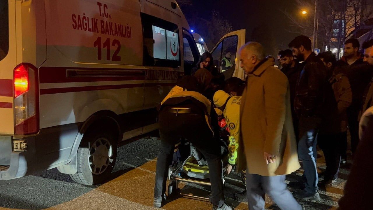 Erzincan'da İki Otomobil Çarpıştı: 5 Kişi Yaralandı