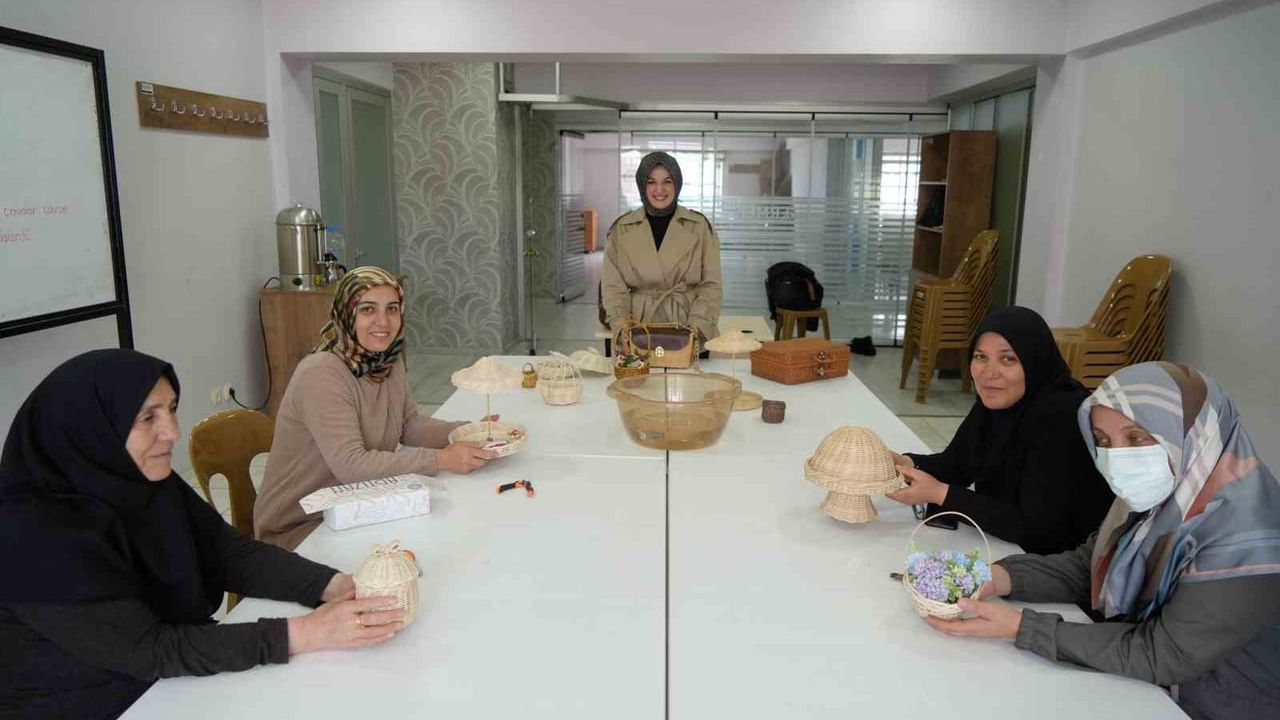 Erzincan'da kanser hastaları rattan kursunda umut örüyor