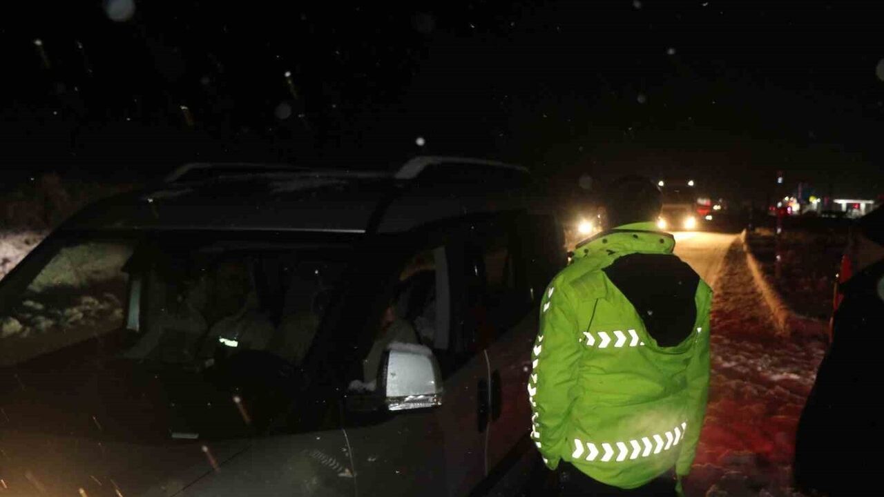 Erzincan'da kar ve tipi: İki ana yol ile Sakaltutan, Kızıldağ ve Ahmediye geçitleri kapandı