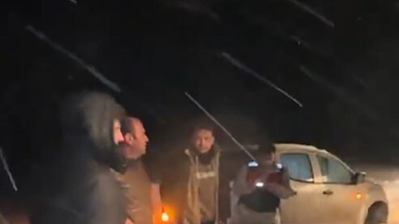 Erzincan'da karda mahsur kalan 4 kişi 3 saatlik çalışmayla kurtarıldı