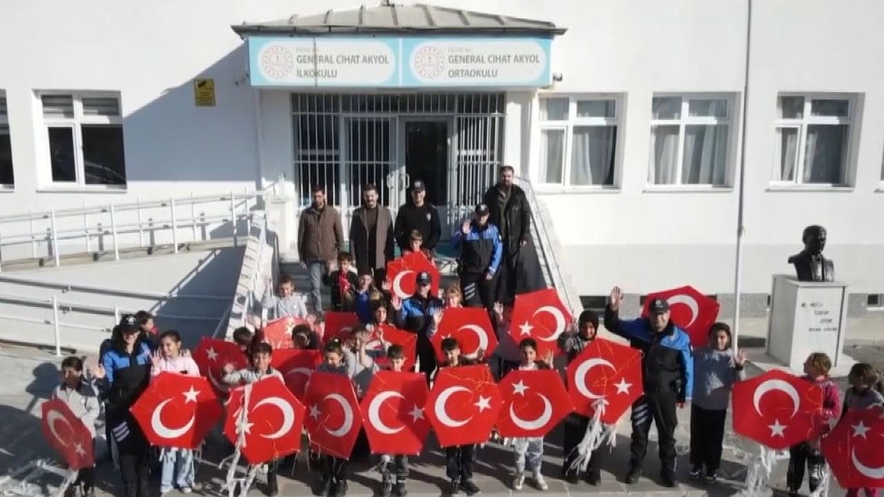 Erzincan'da Polisler ve Öğrenciler Uçurtma Şenliğiyle Gökyüzünü Renklendirdi