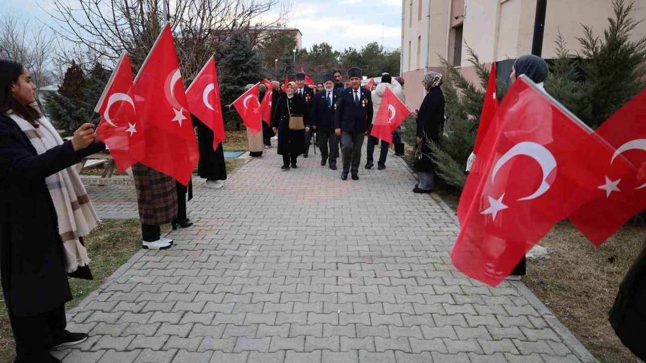 Erzincan'da şehit yakınları ve gaziler kız yurdu öğrencileriyle buluştu