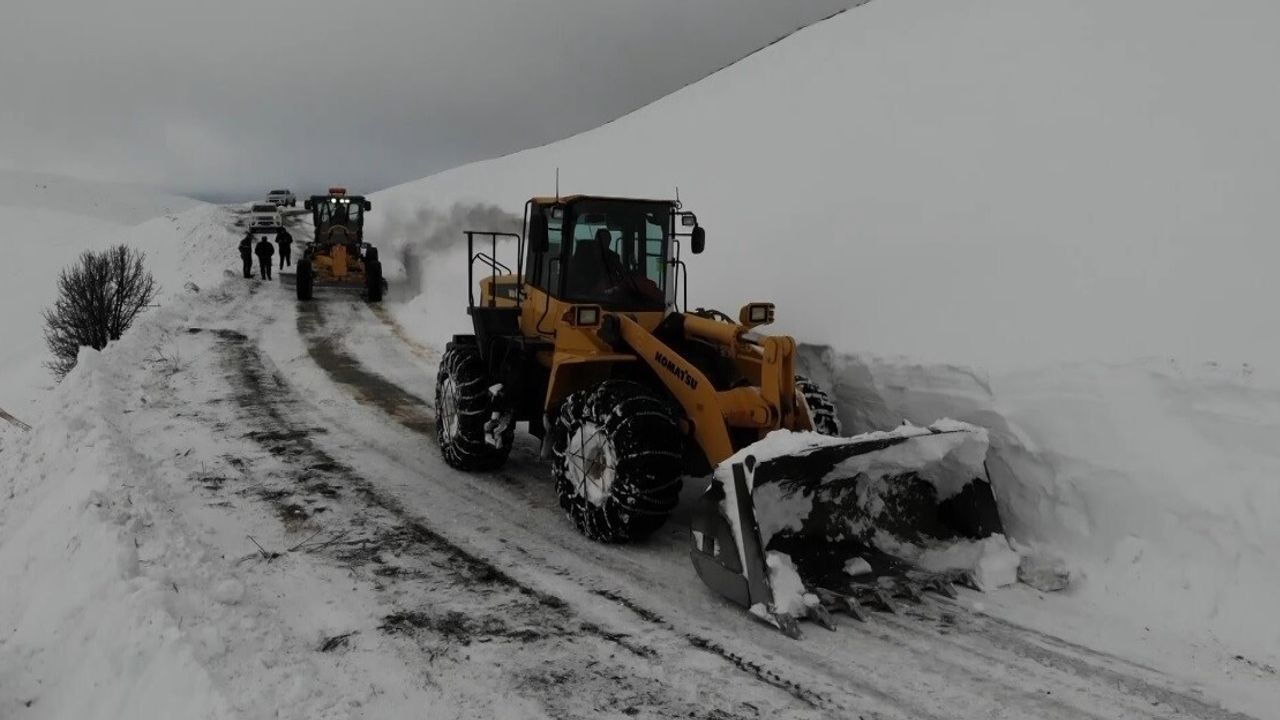 Erzincan'da tipi sonrası kapanan 12 köy yolu yeniden ulaşıma açıldı