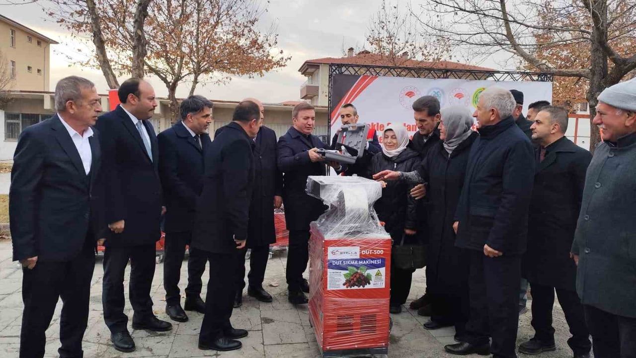 Erzincan'da üreticiye yüzde 75 hibeli dut sıkma ve koyun kırkım makinesi desteği