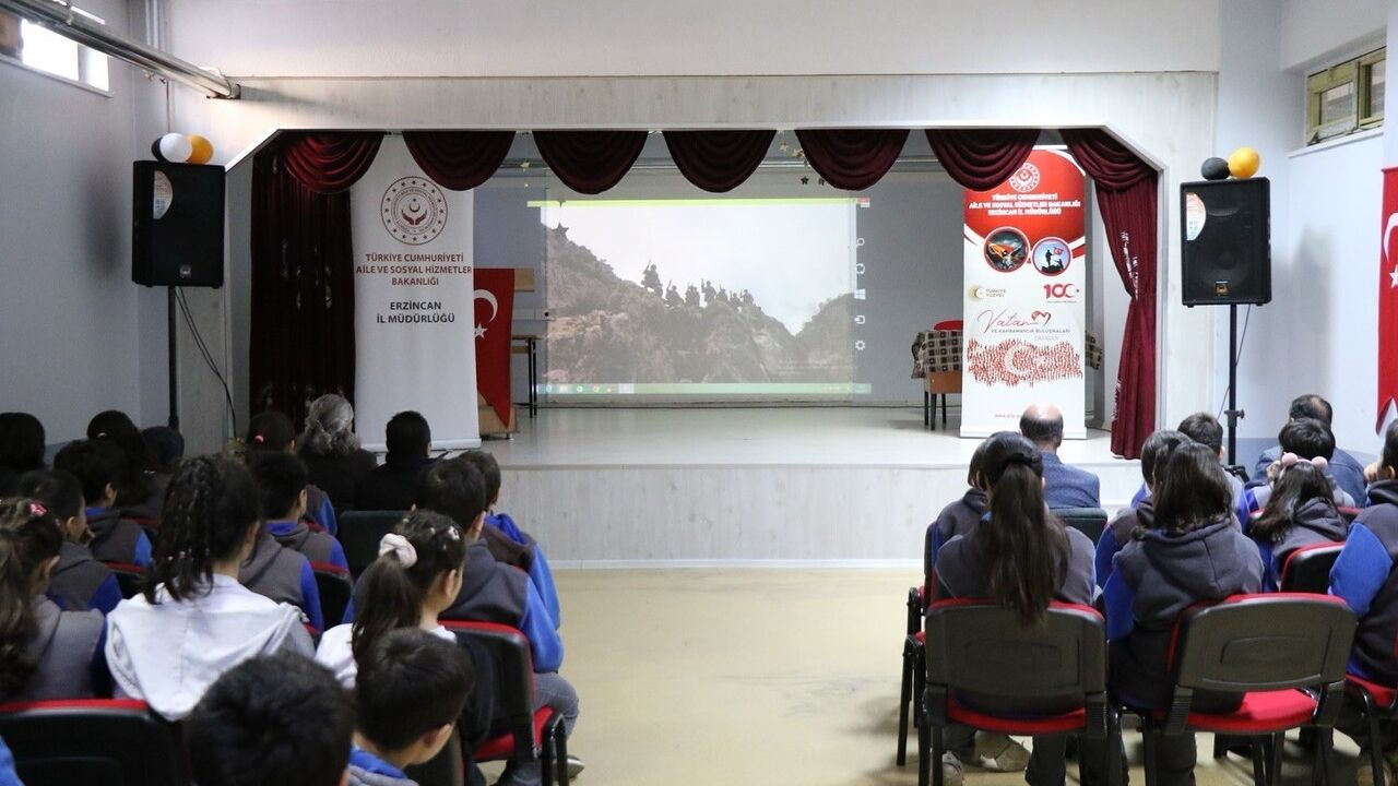 Erzincan'da Vatan ve Kahramanlık Buluşmaları: Şehit Yakınları Öğrencilerle Bir Araya Geldi