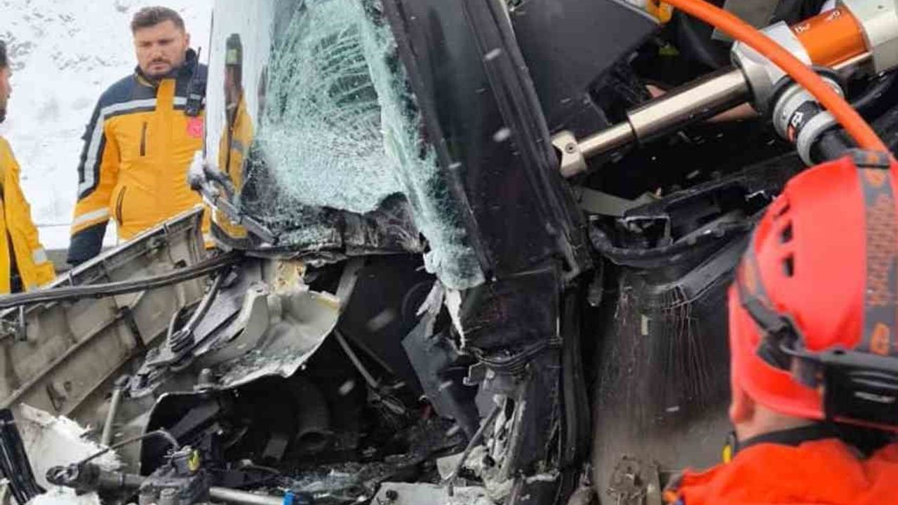 Erzincan'da yolcu otobüsü tıra çarptı: 3 yaralı