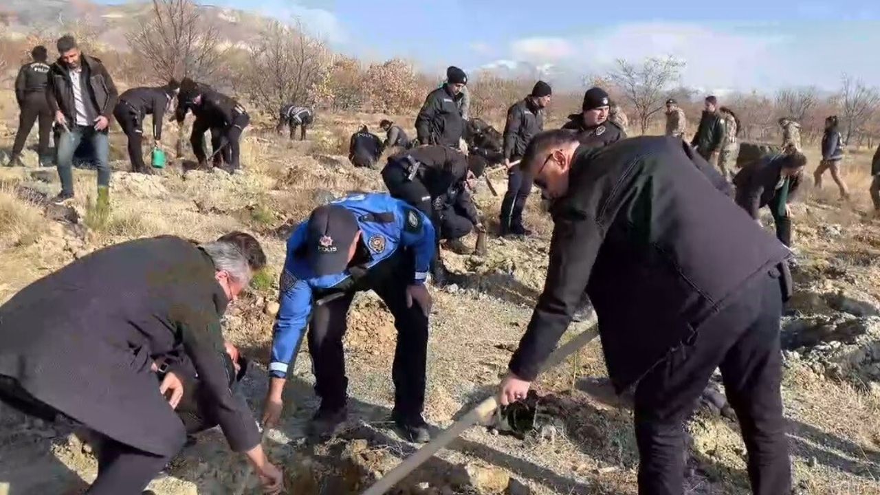 Erzincan Emniyeti 600 fidanı toprakla buluşturdu