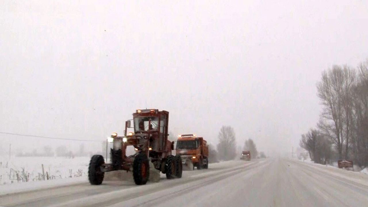 Erzincan'ın yüksek kesimlerinde kar yağışı etkili oldu