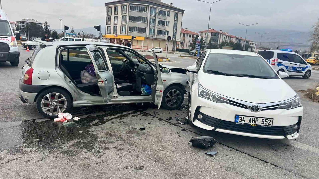 Erzincan TEDAŞ Kavşağında İki Otomobil Çarpıştı: 2 Yaralı