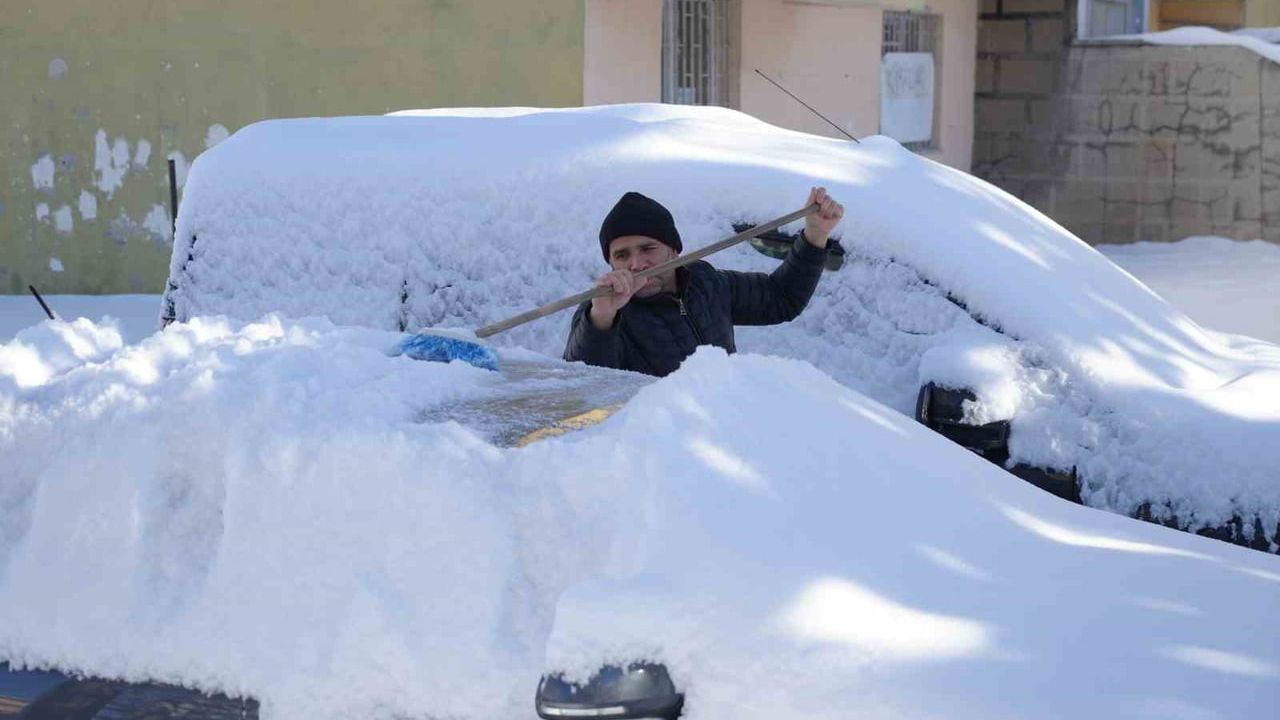 Erzurum beyaza büründü: 1.315 köy yolu ulaşıma kapandı