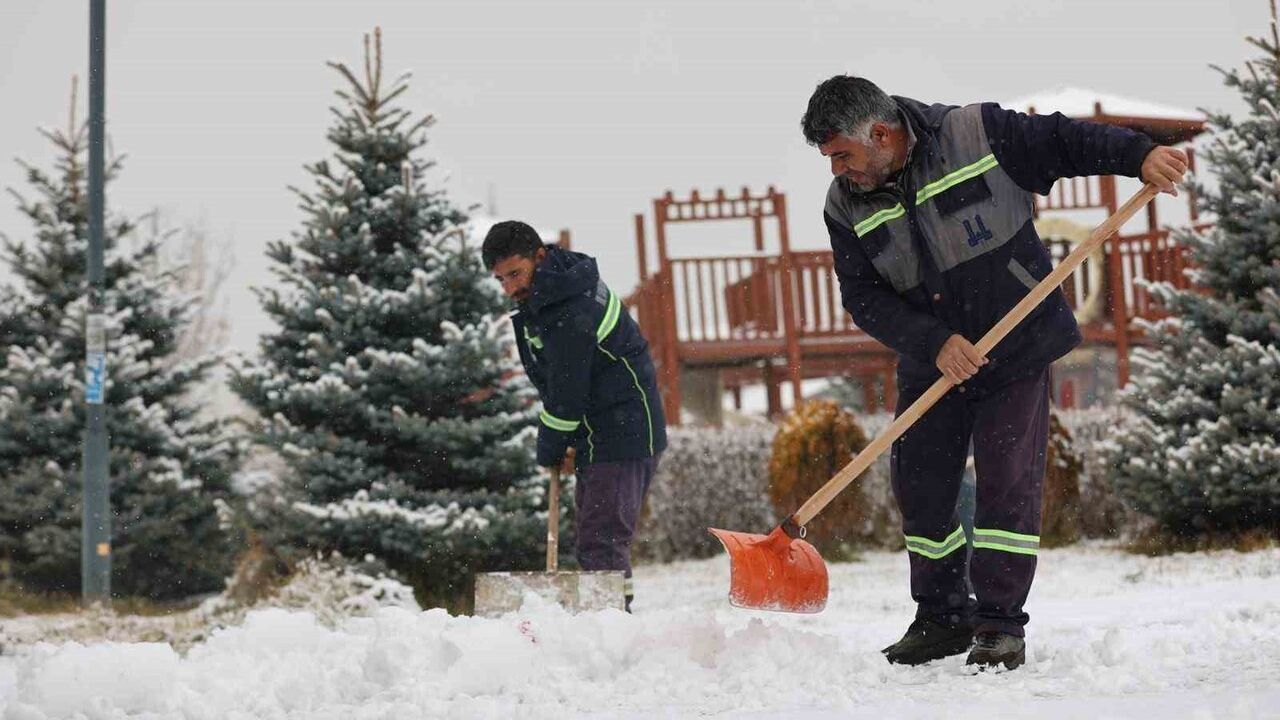 Erzurum Büyükşehir Belediyesi'nden Karla Mücadele Çalışmaları