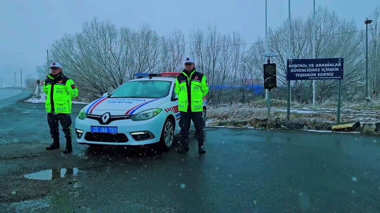 Erzurum'da jandarma kış lastiği denetimi