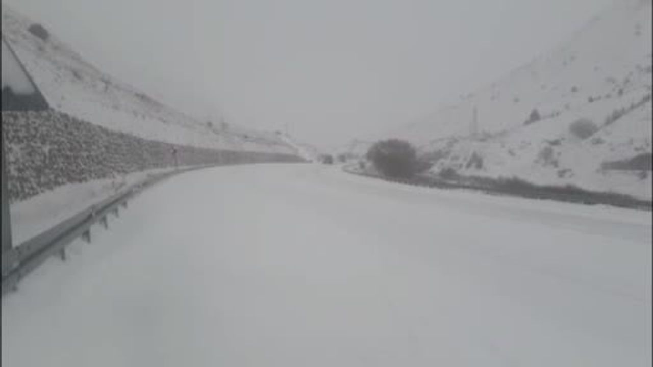 Erzurum'da kar yağışı ulaşımı aksattı