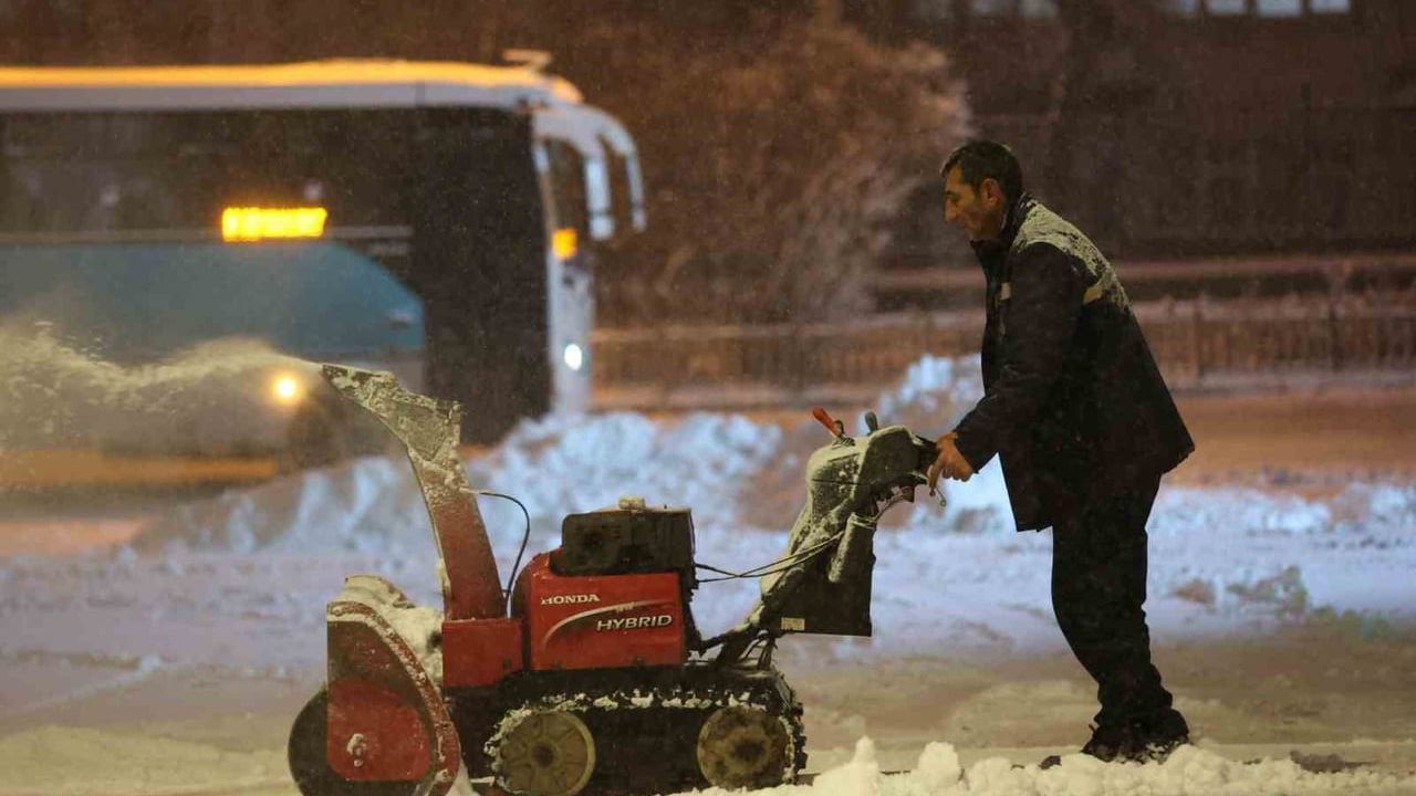 Erzurum'da Karla Mücadele: Başkan Sekmen, Kar Timlerinin 7/24 Sahada Olduğunu Açıkladı