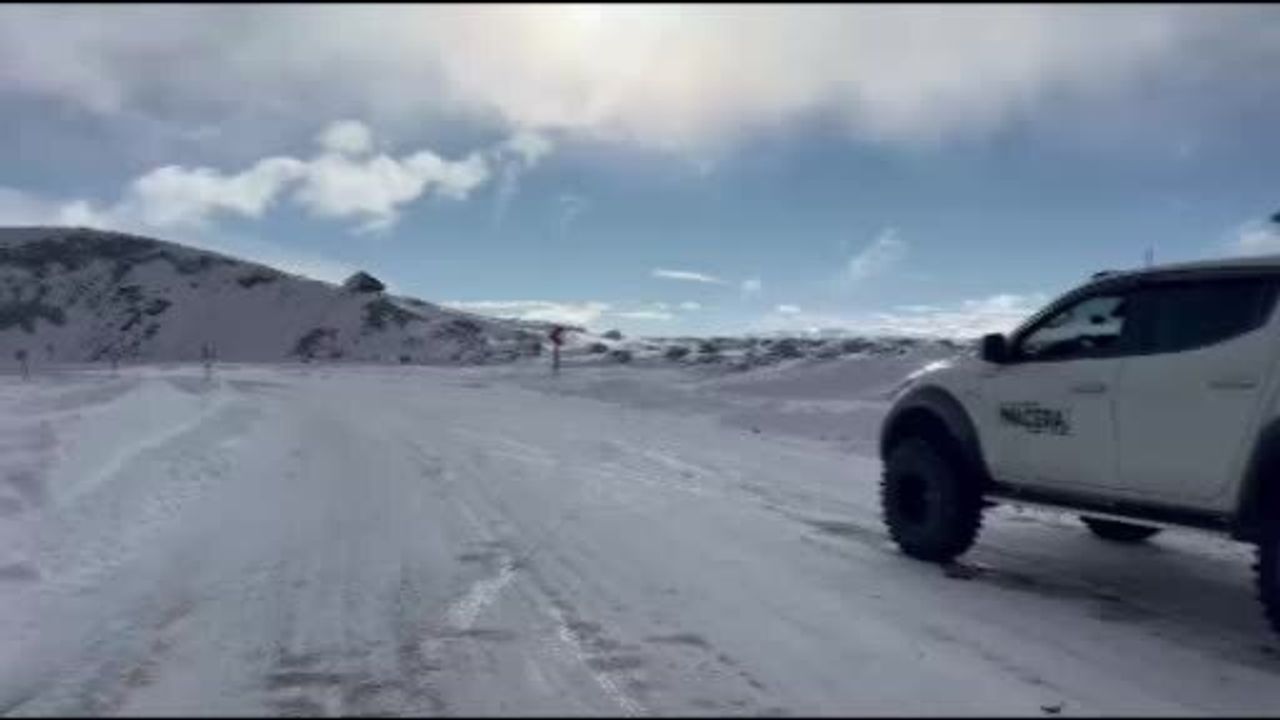 Erzurum'da off-road ekibi karda mahsur kalan sürücüyü kurtardı