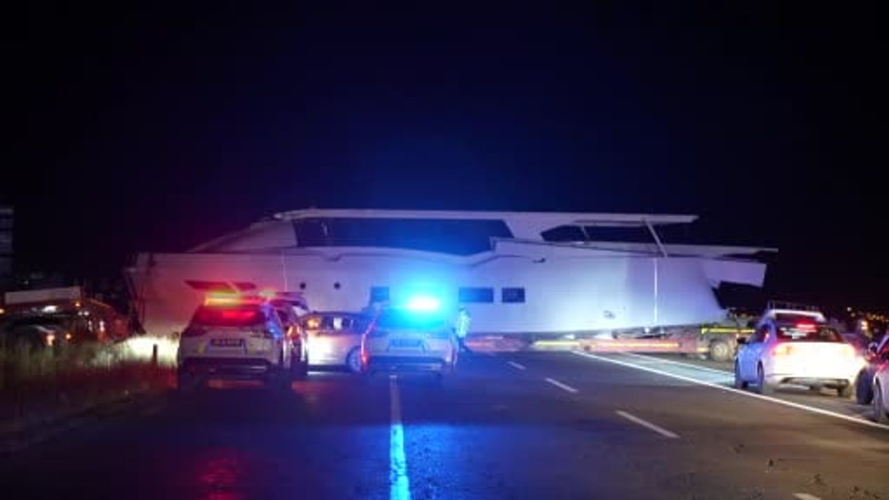 Erzurum'da yat yüklü tır yol ortasında kaldı, uzun kuyruklar oluştu