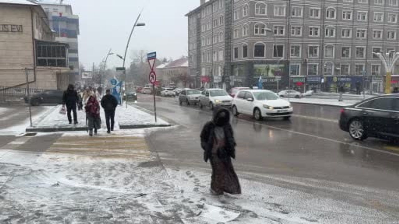 Erzurum'da Yoğun Kar Yağışı Ulaşımı Etkiliyor
