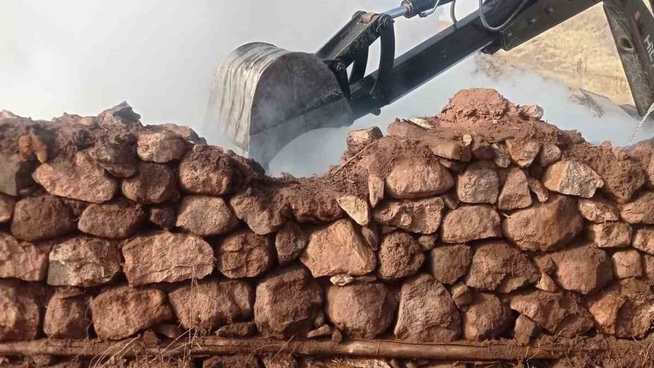 Erzurum Hınıs Ünlüce'de Ahır Yangını: 21 Büyükbaş Hayvan Telef Oldu