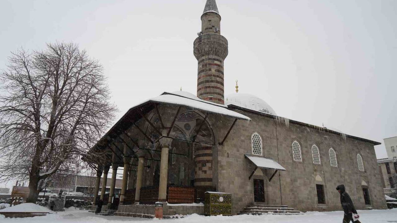 Erzurum kara teslim oldu