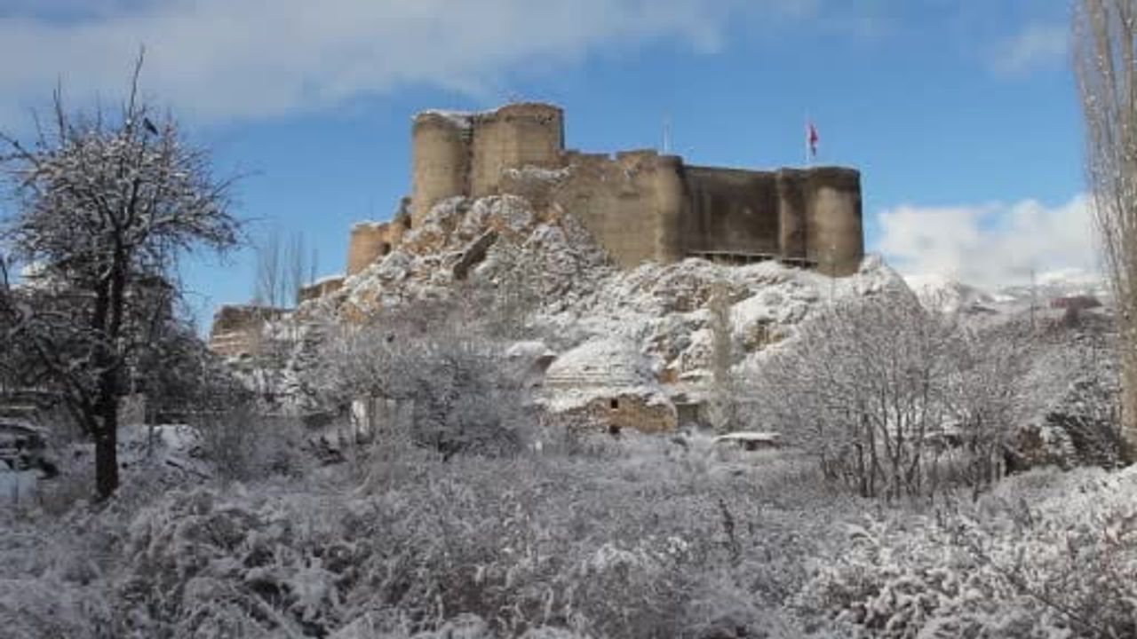 Erzurum Oltu'da 35 Mahalle Yolu Kar Nedeniyle Ulaşıma Kapandı