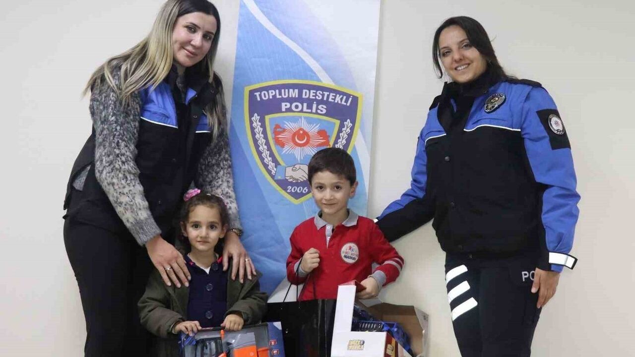 Erzurum Polisi Kaybolan Oyuncağı Bulup Kutalp'a Yeni Oyuncak Hediye Etti