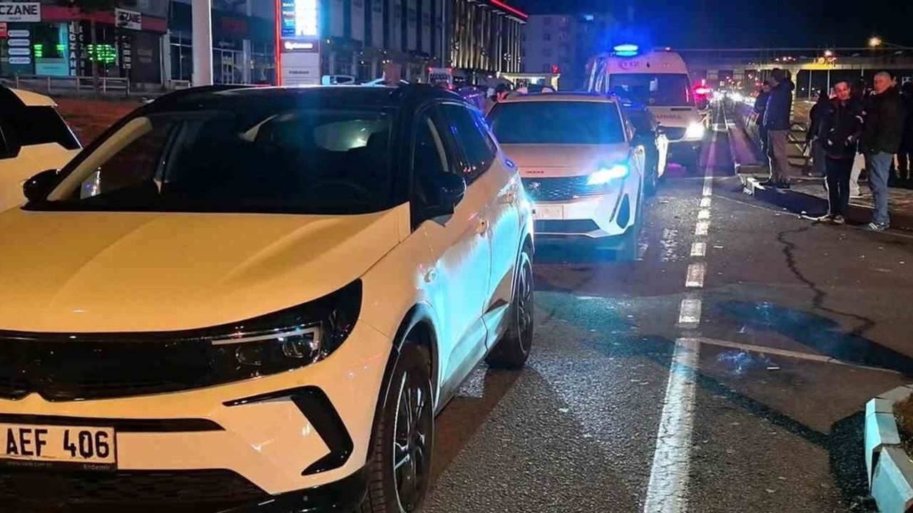 Erzurum Şehir Hastanesi kavşağında üç araçlı zincirleme kaza