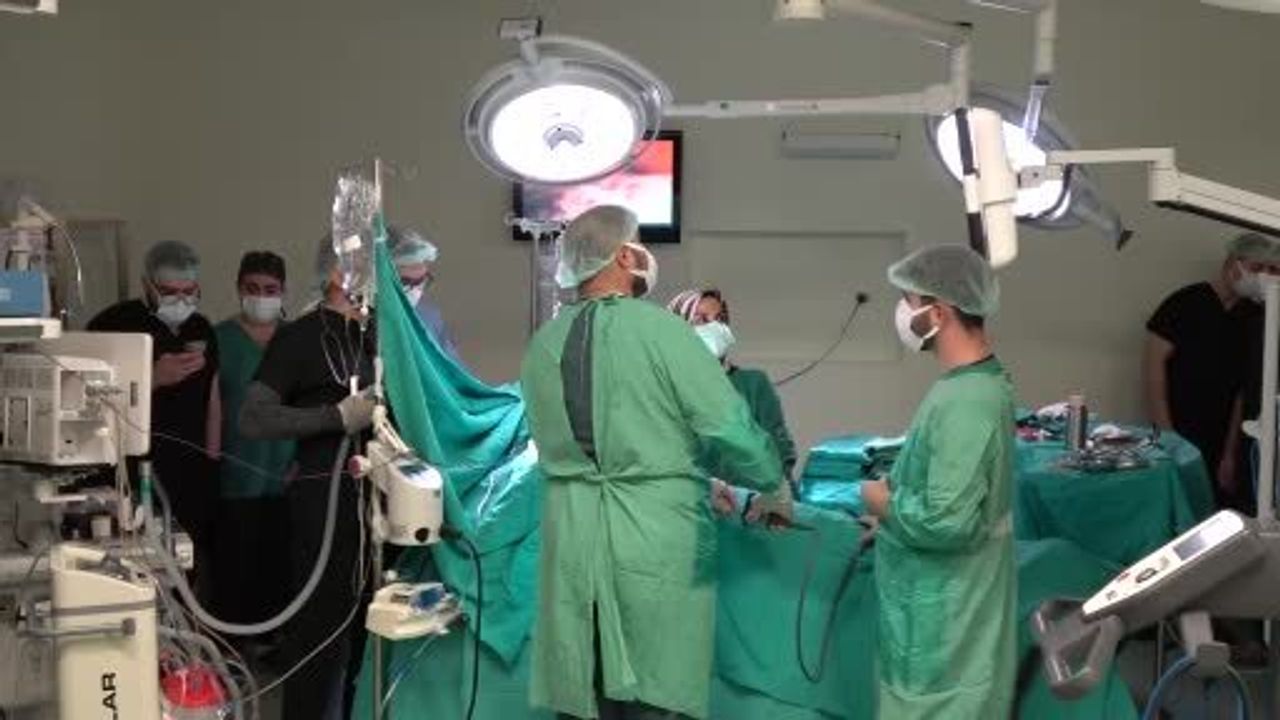Erzurum Şehir Hastanesi'nde robotik cerrahiyle timus tümörü operasyonu
