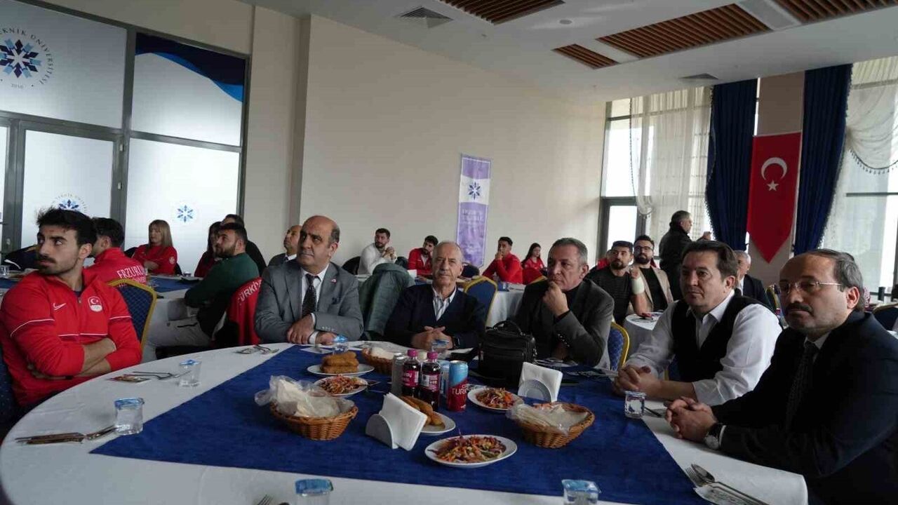 Erzurum Teknik Üniversitesi ÜNİLİG Türkiye Şampiyonluğunu Kutladı