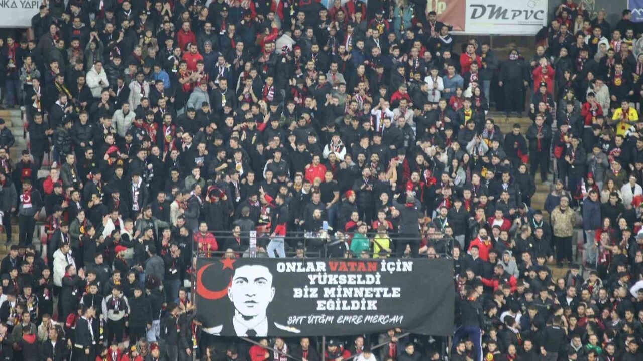 Es-Es taraftarları şehit Emre Mercan'ı tribünde andı