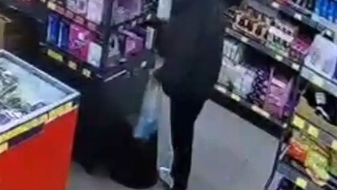 Esenler'de zincir markette vitrin hırsızlığı: 1 cep telefonu çalındı