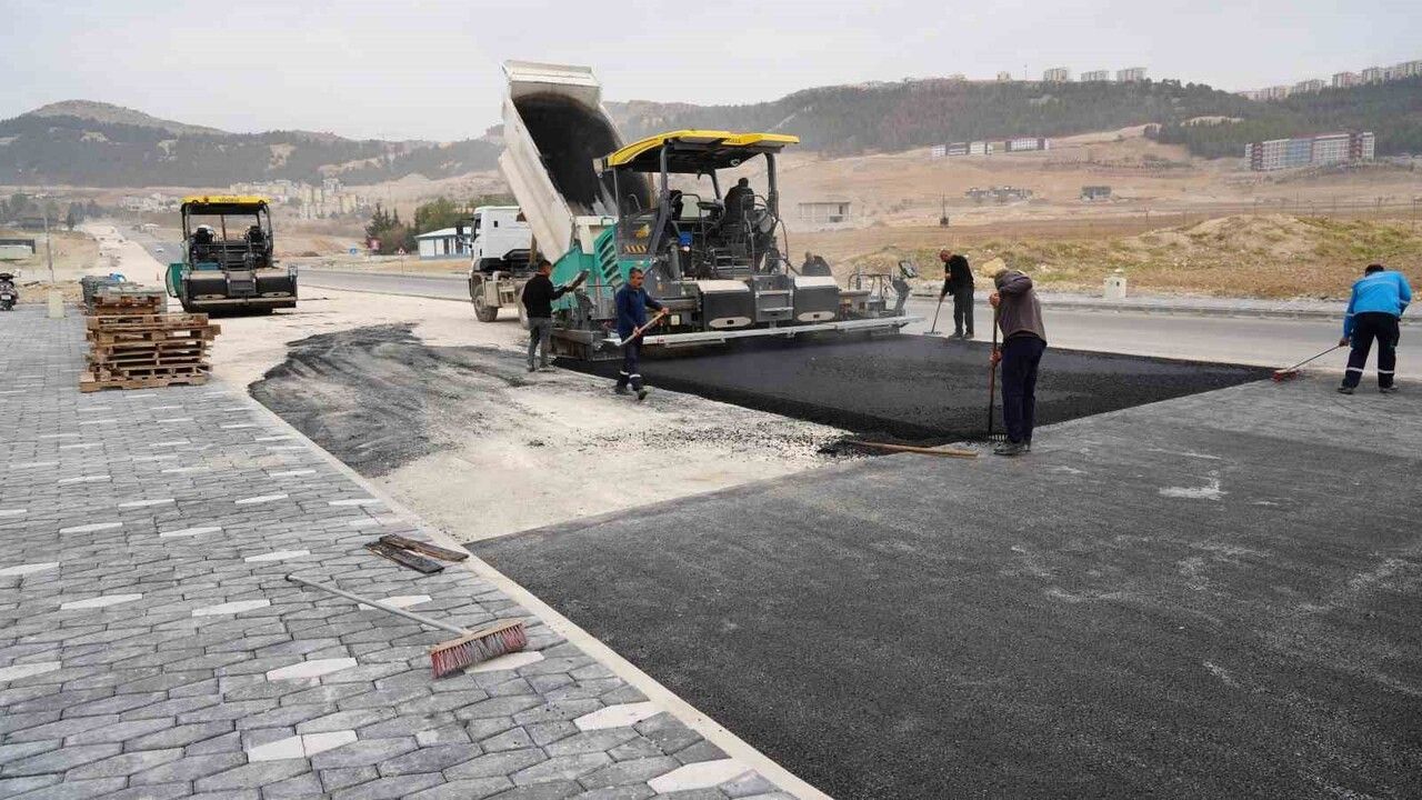 Esentepe Caddesi'nde okullar bölgesinde asfalt çalışmaları hızlandı