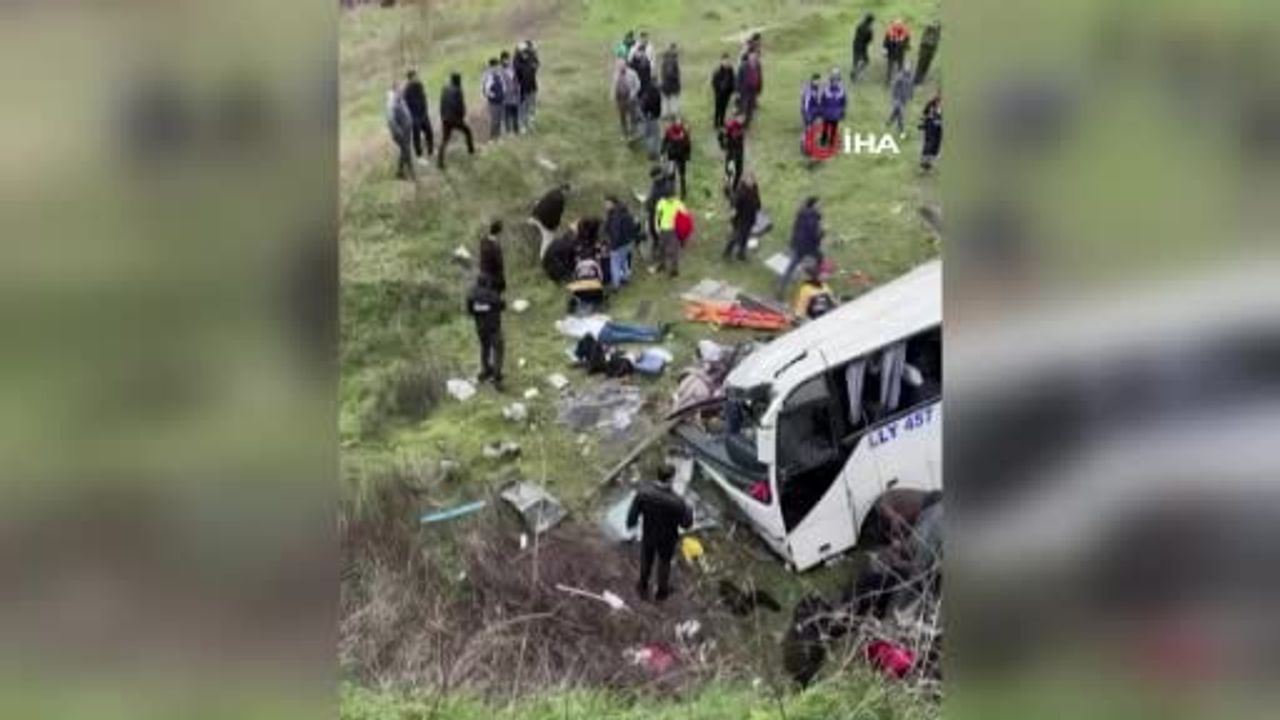 Esenyurt Nazım Hikmet Bulvarında midibüs şarampole devrildi