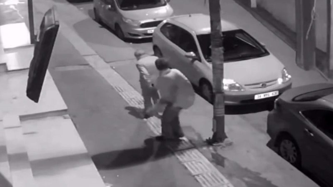 Esenyurt’ta alkollü kadın yaşlı adama şiddet uyguladı: anlar kamerada