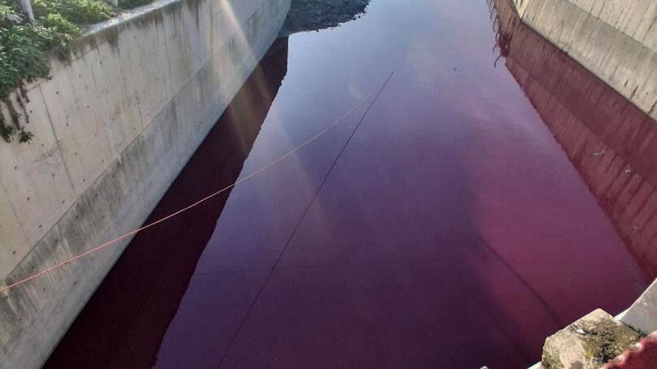 Esenyurt'ta Haramidere'nin suyu kırmızıya döndü