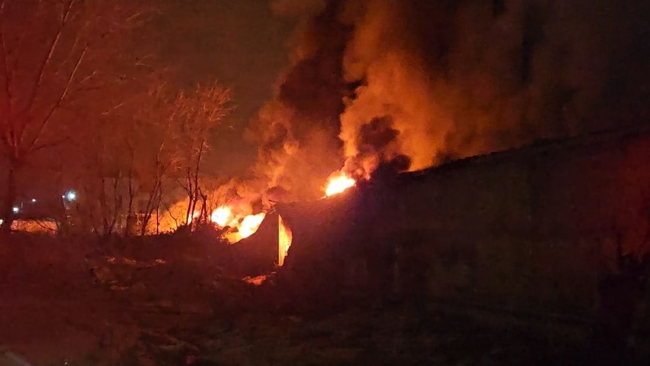 Esenyurt’ta hırdavat deposunda gece yangını geniş alana yayıldı