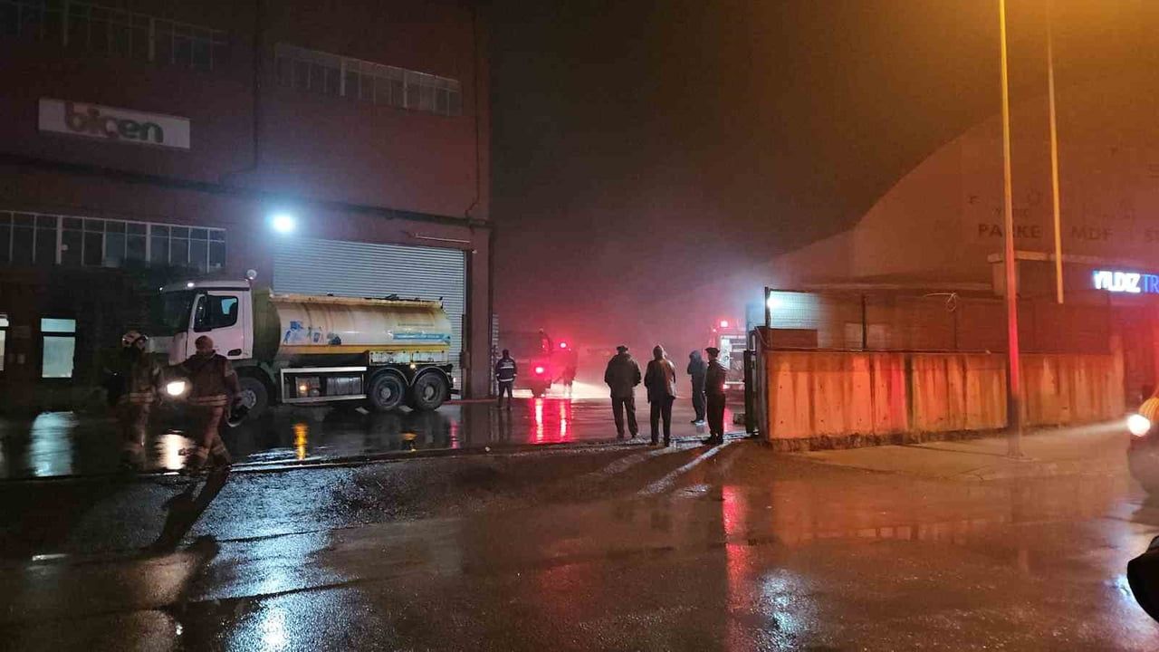 Esenyurt'ta hırdavat fabrikasında 4 saat süren yangın