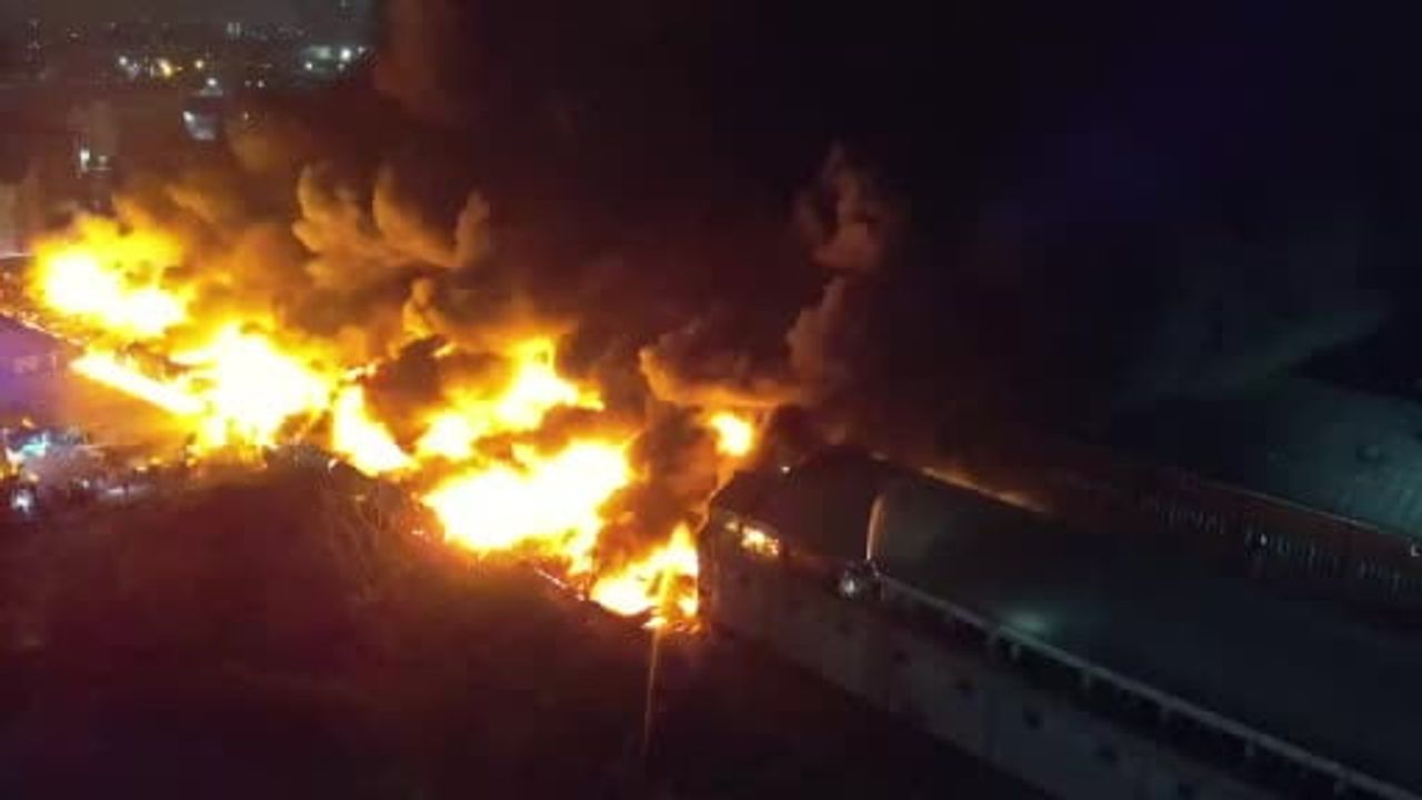 Esenyurt'ta hırdavat fabrikasında devam eden yangın