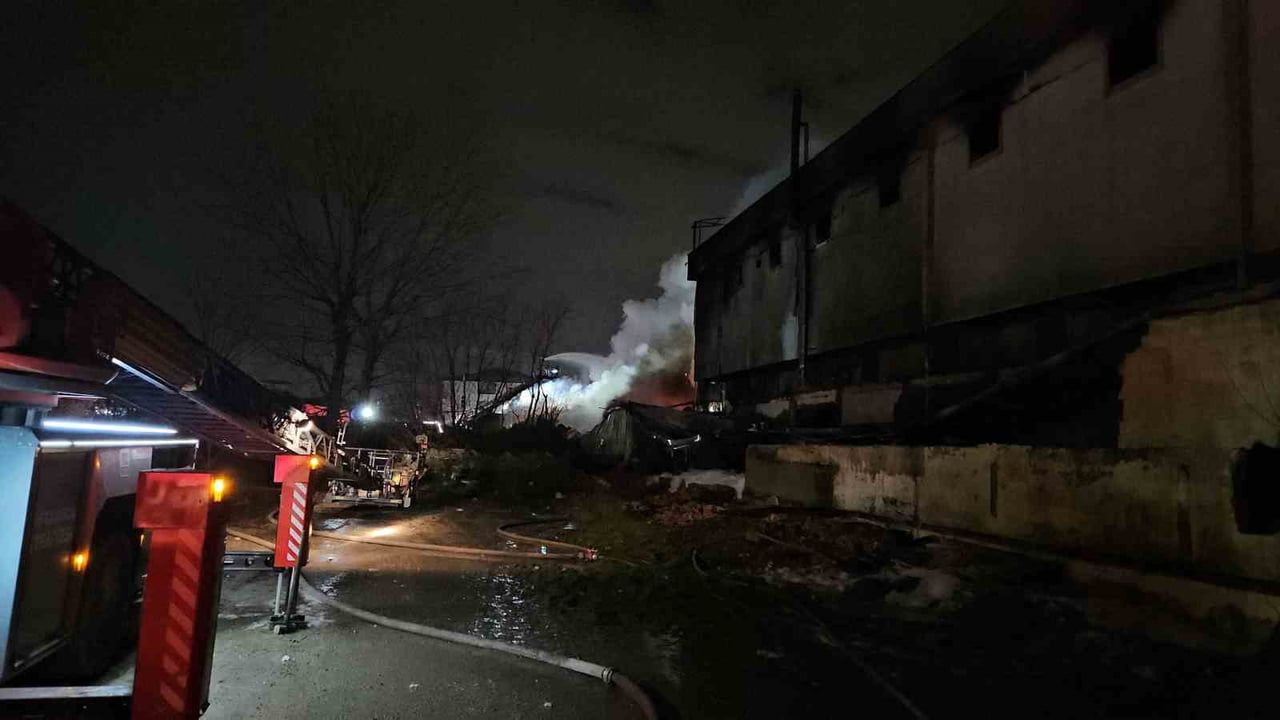 Esenyurt'ta hırdavat fabrikasında gece yangını 6 saattir sürüyor