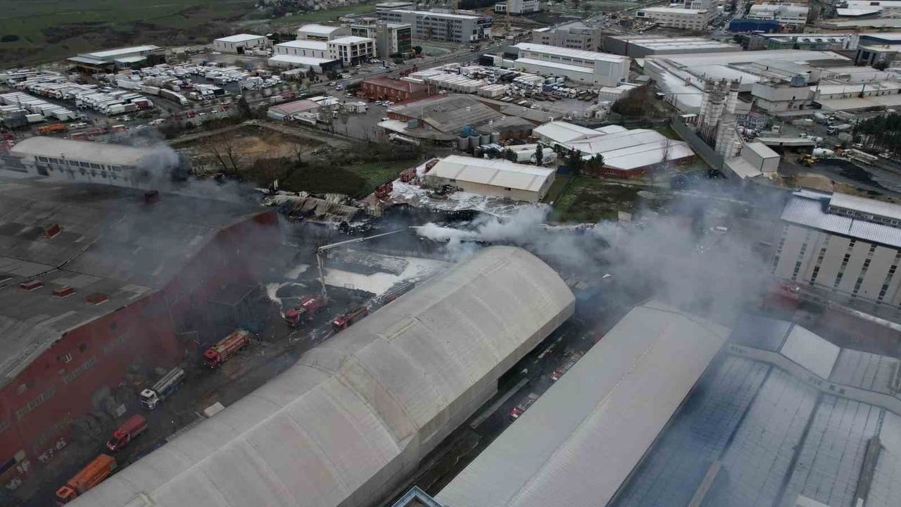 Esenyurt’ta hırdavat fabrikasında yangın — dronla soğutma çalışmaları görüntülendi