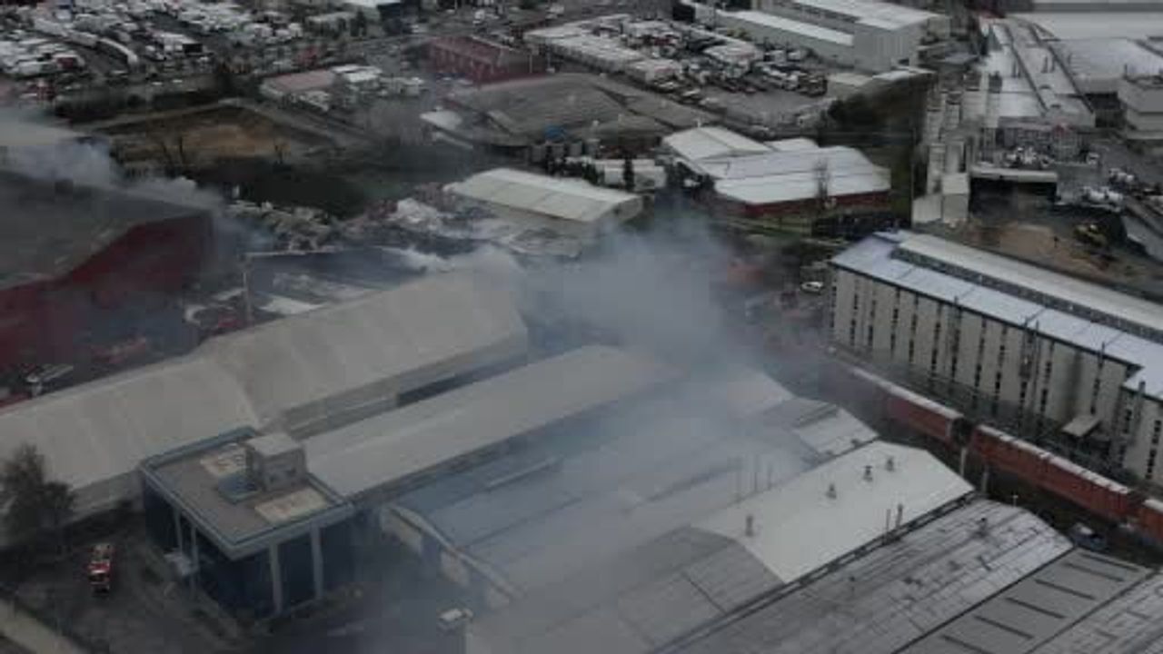 Esenyurt'ta hırdavat fabrikasındaki yangın gündüz de sürüyor